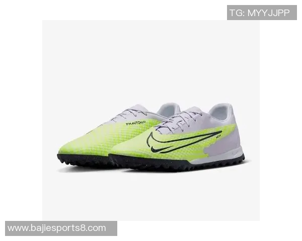 耐克碎钉足球鞋助力球场表现提升，尽享舒适与灵活的完美结合